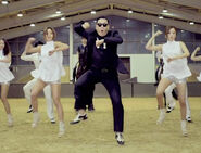 PSY en su famosísimo vídeo, el Gangnam Style