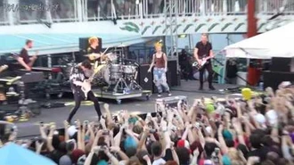 Here_We_Go_Again_(Live_on_Parahoy_2016)_-_Paramore