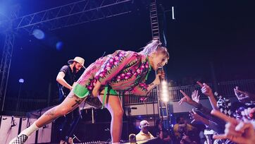 01-paramore-parahoy-day-1-april-6-2018-billboard-1548-768x433