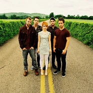 Paramore-may09highres10-LST067600.jpg (133 KB) (2008-2010) (Jeremy Davis, Taylor York, Hayley Williams, Zac Farro, Josh Farro)