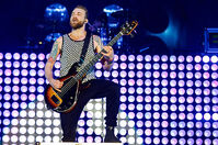 Jeremy-Davis-of-Paramore-2014-billboard-650