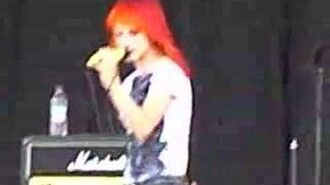 Paramore_-_Emergency_(Live_at_Reading_Festival_2007)