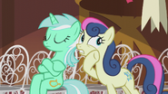 Sweetie Drops whispering to Lyra S5E9