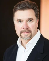 Николас Коликос — озвучка Дюка