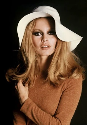 Brigitte Bardot×épinelogo knit This Vogue Magazine writer called Brigitte Bardot “bigoted” and