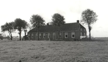 De foto toont het gebouw zoals het er in de jaren zestig bijstond. Vlak daarna zijn er op het dak 3 dakkapellen geplaatst.