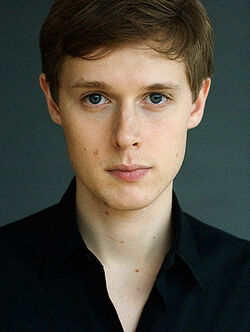 Samuel-Barnett-as-Renfield