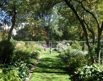 Shakespeare Garden, Evanston, Illinois. Photo by TeemU008, 2012. Licensed under Creative Commons, courtesy Wikimedia Commons.