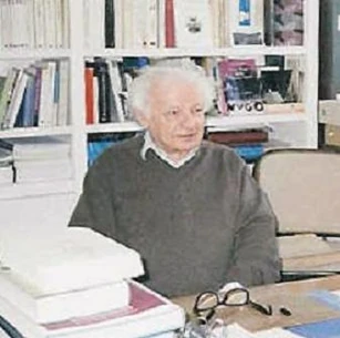 Yves Bonnefoy in 2004. Photo by Joumana Haddad. Licensed under Creative Commons, courtesy Wikimedia Commons.