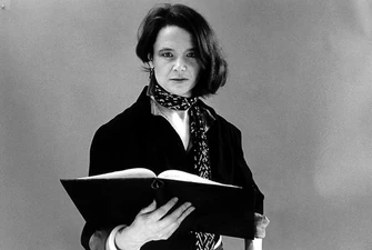 Anne Waldman reading. Courtesy Alchetron.