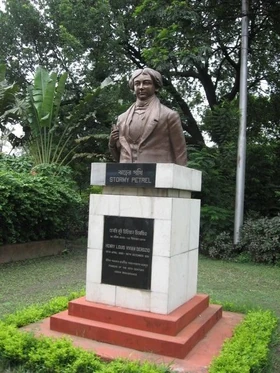 Derozio statue, The Esplanade, Kolkata Photo by P.K. Niyogi. Licensed under Creative Commons, courtesy Wikimedia Commons.