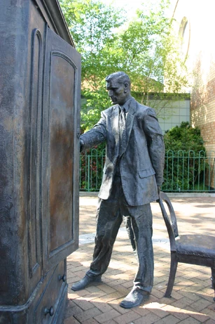 "The Searcher", C.S. Lewis (1898-1963) centenary stature by Ross Wilson, Belfast. Photo by Kindonelly. Licensed under Creative Commons, courtesy Flickr.