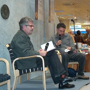 Hal Sirowitz (right) interviewed in 2004. Photo by Anneli Salo. Licensed under Creative Commons, courtesy Wikimedia Commons.