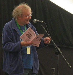 Les Barker in 2010. Photo by Simon Webster. Licensed under Creative Commons, courtesy Flickr Commons.