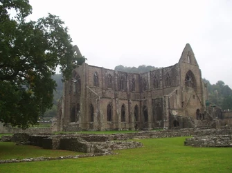 Tintern Abbey, Wales, in 2006. Photo by Thelvyn. Licensed under Creative Commons (CC BY-SA 3.0), courtesy Wikimedia Commons.