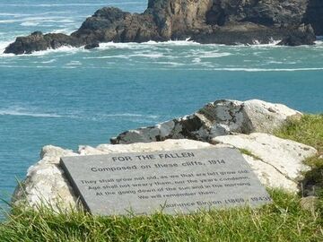 Memorial plaque to Laurence Binyon - geograph.org