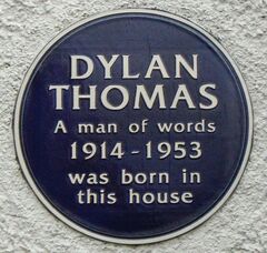 Plaque on Dylan Thomas's birthplace, 5 Cwmdonkin Drive, Swansea. Photo by John Levin. Licensed under Creative Commons, courtesy Wikimedia Commons.