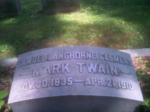 Mark Twain headstone in Woodlawn Cemetery, Elmira, New York. Licensed under Creative Commons, courtesy Wikimedia Commons.