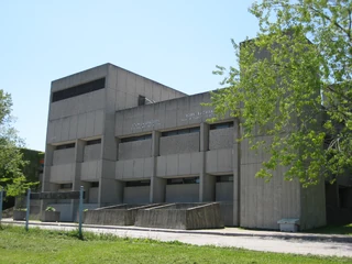 Stephen Leacock Collegiate Institute, Toronto, Ontario. Photo by Simon Pulsifer. Licensed under Creative Commons, courtesy Wikimedia Commons.