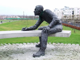 Writer in the Park. Sculpture by David Annand, 2005. Photo by Thomas Nugent. Licensed under Creative Commons, courtesy Geograph.org.