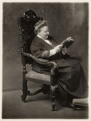 Amy Lowell (1874-1925). Photo by Marceau, Boston, MA, before 1924. Source: MS Lowell 62 (3), Houghton Library, Harvard University. Courtesy Wikipedia Commons.