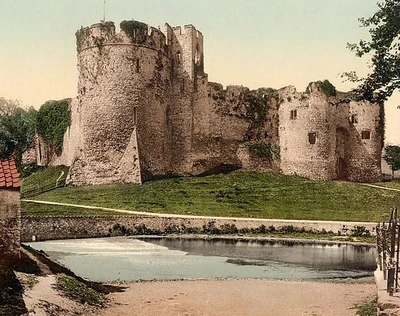 Castle II, Chepstow, England, 2007. Photo by Snapshots of the Past. Licensed under Creative Commons, courtesy Wikimedia Commons.