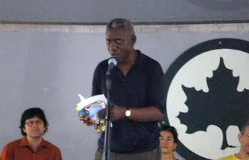 Komunyakaa reading at the Brooklyn Book Festival, 2006. Photo by David Shankbone. Licensed under Creative Commons, courtesy Wikimedia Commons.