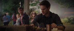Chris préfère terminer son repas.