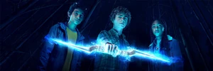 Le trio avec Percy tenant l'Eclair de Zeus[24]