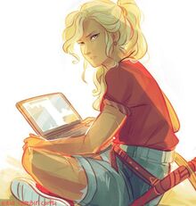 Annabeth mit Laptop