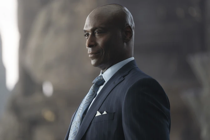 Lance Reddick als Zeus.