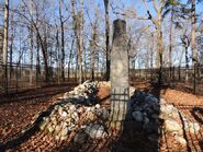Bufords-massacre.jpg (99 kB) Vista frontal del obelisco conmemorativo de la masacre de Buford.