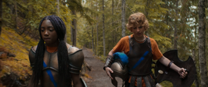 Annabeth Chase y Percy Jackson caminando en el bosque.