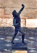 La pequeña estatua del fauno que le dio nombre a la villa.
