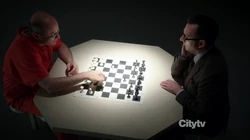 Elias y  jugando al ajedrez