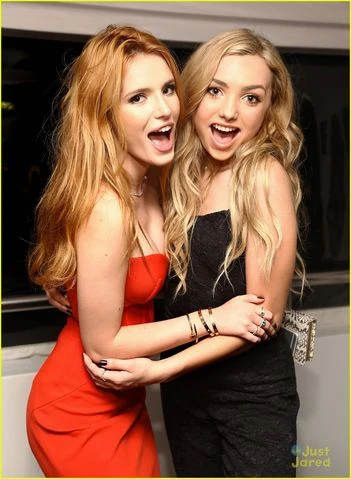 Peyton List Og Bella Thorne Bella Thorne Is A Disney Princess As She