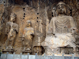 800px-Longmen-lu-she-na-1