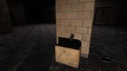 La Patte de singe apparaît sur une boîte devant la colonne de droite dans le Lobby.