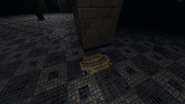 La Planche ouija apparaît derrière la colonne de gauche dans le Lobby.