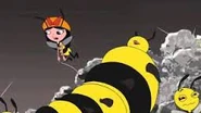 Hjkhjkhkj.jpg (6 KB) Queen bee is too weak to fly.