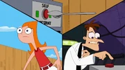 A colher toca o botão no mesmo tempo em que Doofenshmirtz aciona seu inator