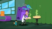 Doof corta um pedaço do queijo para Perry