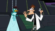 Doof zomba de Perry por ele estar usando vestido.
