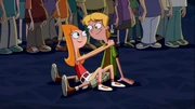 Jeremy e Candace sentados no chão.