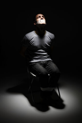 Guy amarrado.jpg