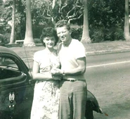 Cliché pris en 1945 où se trouve David Detiege, troisième conjoint de Phyllis Bounds, ainsi qu'ex-neveu par alliance de Lillian. Il est ici en compagnie de Betty Jean Detiege, sa petite sœur.