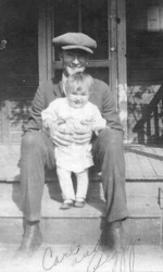 Peggy dans les bras de son père en 1923, devant la maison familiale de Roseville, en .