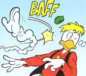 Géo se fait frapper par la main cogn'baff.