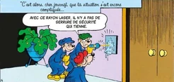 Les voleurs, en train de forcer l'ouverture de la porte.
