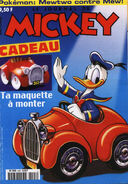Couverture du Journal de Mickey n°2497, offrant par ailleurs une maquette du véhicule.